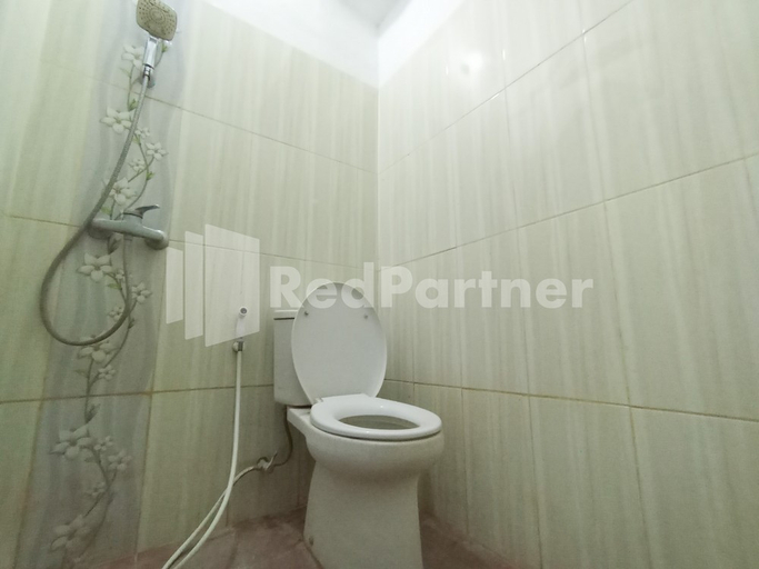 Bathroom 3, Orange inn RedPartner Madiun, Madiun