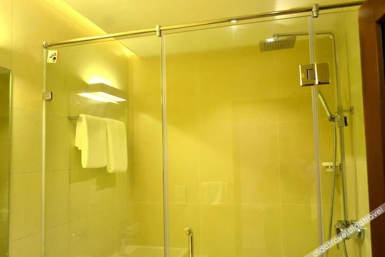 Bathroom 4, KYNROCK Airport Hotel, Katana