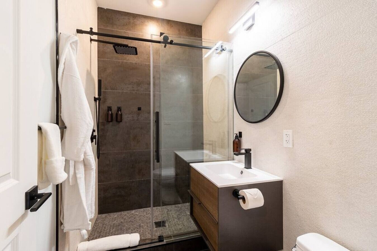 Bathroom, Thena Hotel - Huge Studio - Midtown, Philadelphia
