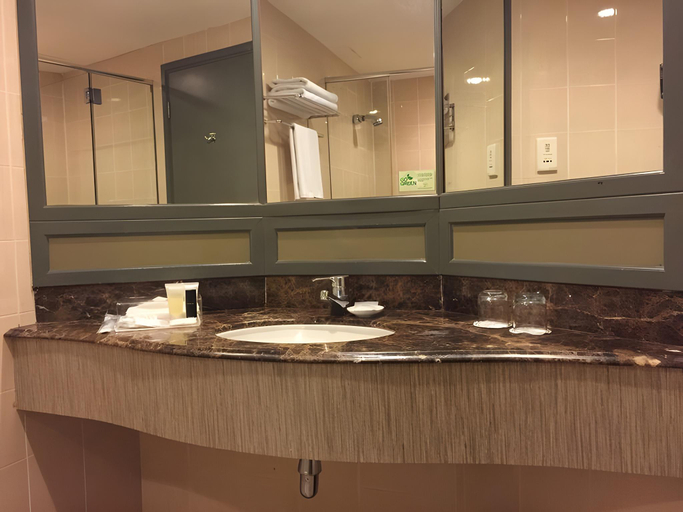 Bathroom 13