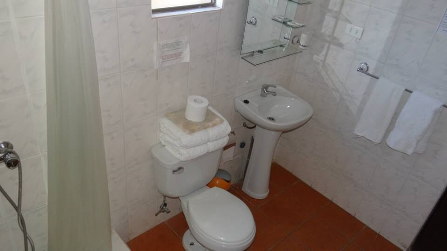 Bathroom, Hostal Inti & Killa, El Loa