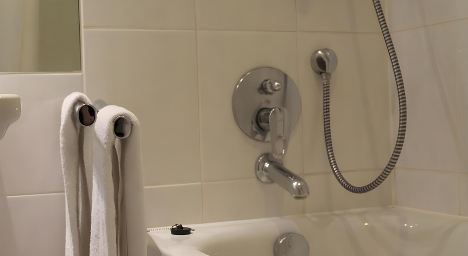 Bathroom 18