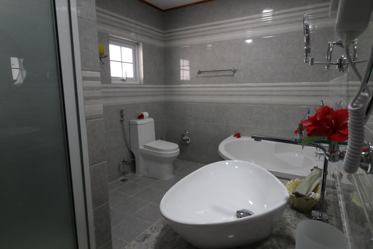 Bathroom 5, Mountain View Hotel – Seychelles