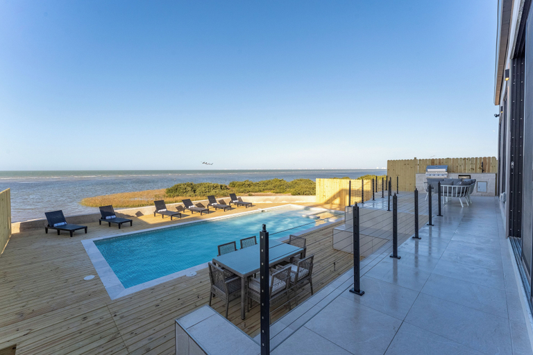 Sport & Beauty 4, Spacious Bay, Cameron