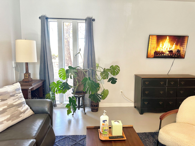 Room 2, Modern Studio Retreat Stylish Spacious MR, Oklahoma