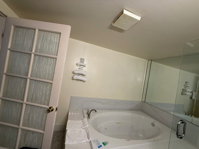 Bathroom 4, Fiesta Inn- Bell Gardens/ Los Angeles, Los Angeles