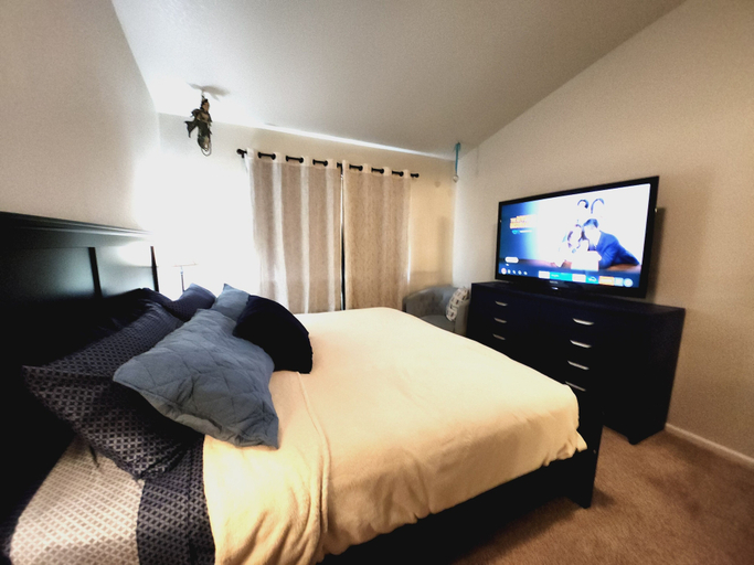 Bedroom 3, Casa de gato, Adams