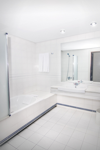 Bathroom 4, Park Plaza Suites Apartamentos, Málaga