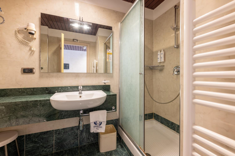 Bathroom 2, Hotel Valentino, Terni