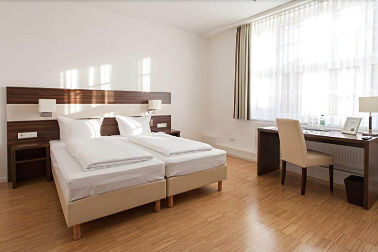 Bedroom 3, Hotel Halber Mond, Bergstraße