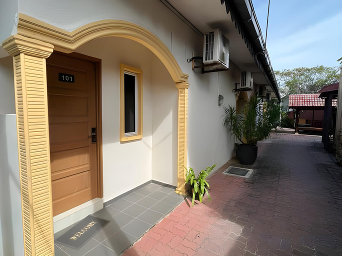 Exterior 1