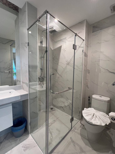 Bathroom 4, Beachfront Bliss at Naiyang by ALPHATEL, Pulau Phuket