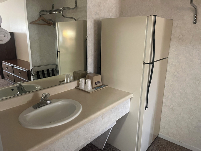 Bathroom 3, Aurora Inn, Hamilton