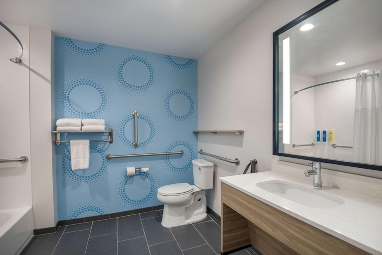 Bathroom 4, Tru by Hilton Warsaw, Kosciusko