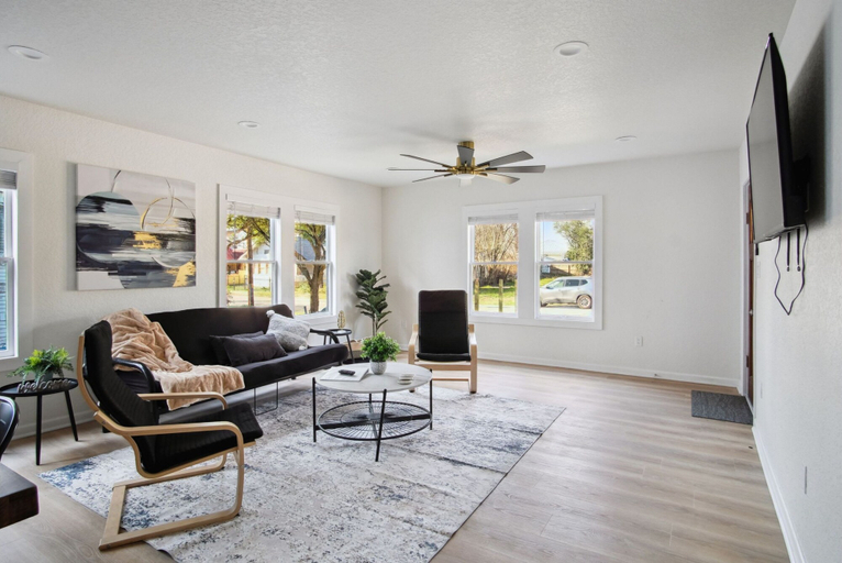 Room 5, Stylish Spacious Comfort 4BR 3BA Downtown Gem, Bexar
