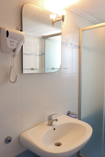 Bathroom, 2-bedroom Apartment in Saranda, Sarandës