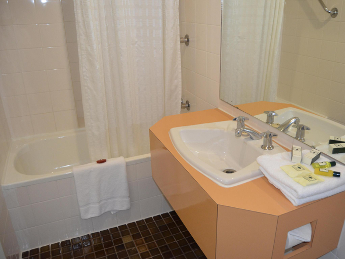 Bathroom 10