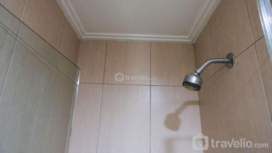Bathroom, Modern Studio at Tamansari Papilio By Travelio, Surabaya