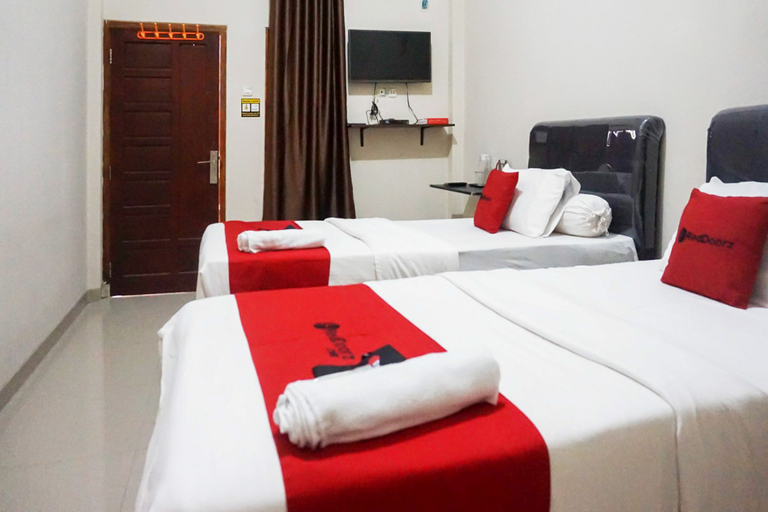 Bedroom 5, RedDoorz Syariah near RSUD Dr HM Rabain Muara Enim, Muara Enim