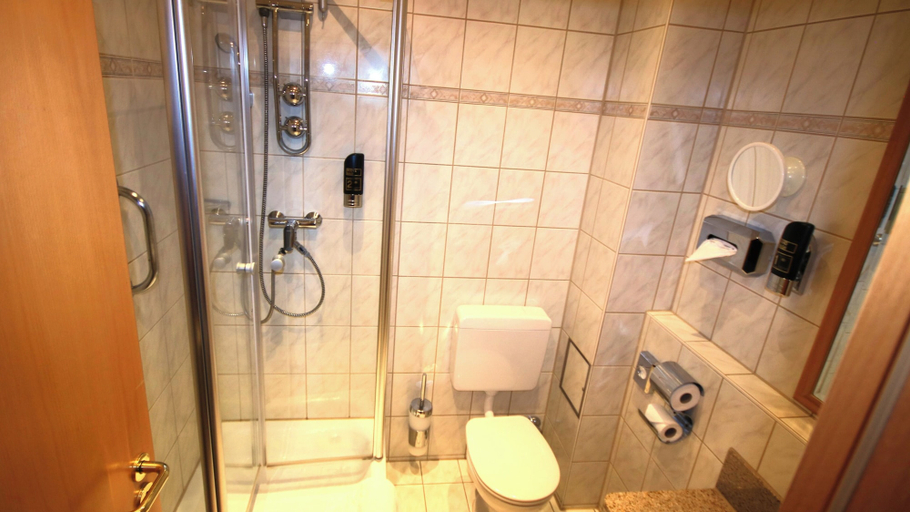 Bathroom 5, Komfort Hotel am Kurpark, Hochtaunuskreis