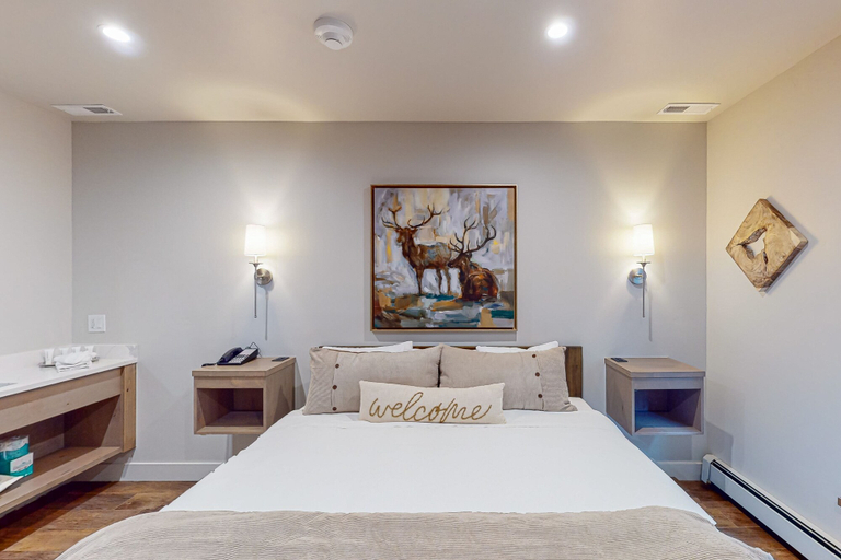 Bedroom 2, Lion Square Lodge, Eagle