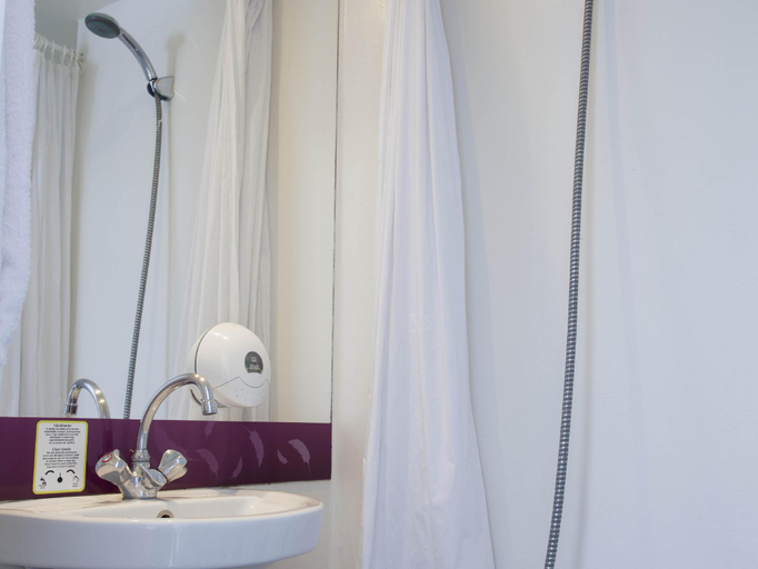 Bathroom 4, Copenhagen Go Hotel, Tårnby