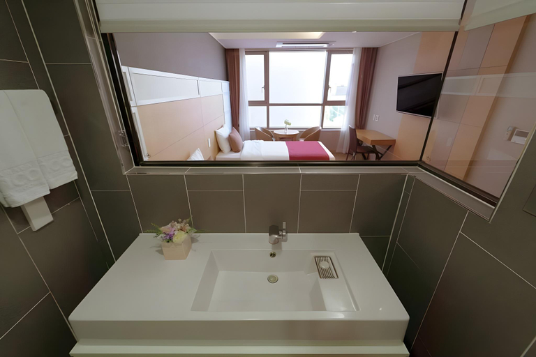 Bathroom 5, Shinshin Hotel World Cup, Seogwipo