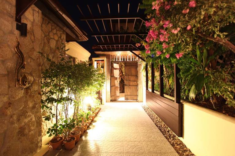 Exterior & Views
