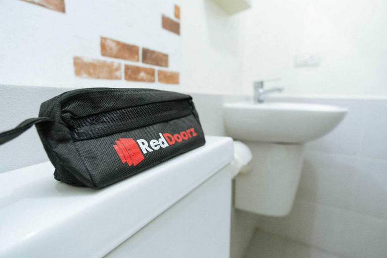 Bathroom, RedDoorz @ Tinggede Area Palu, Palu