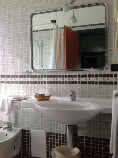 Bathroom 4, Giovanna, Napoli