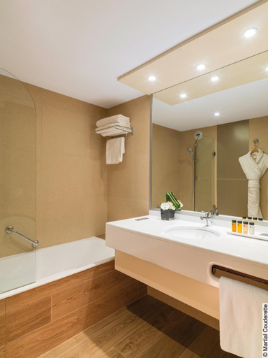 Bathroom 4, Hotel Lyon Metropole, Rhône