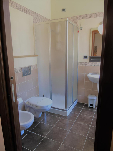 Bathroom 3, Jadore Monic, Rome