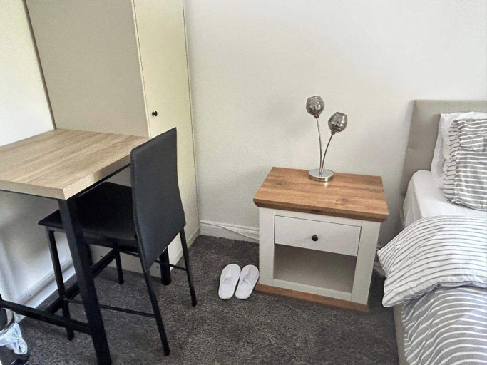 Room 5, Cosy 3-bed Retreat - Garden, Parking & Bbq, Birmingham
