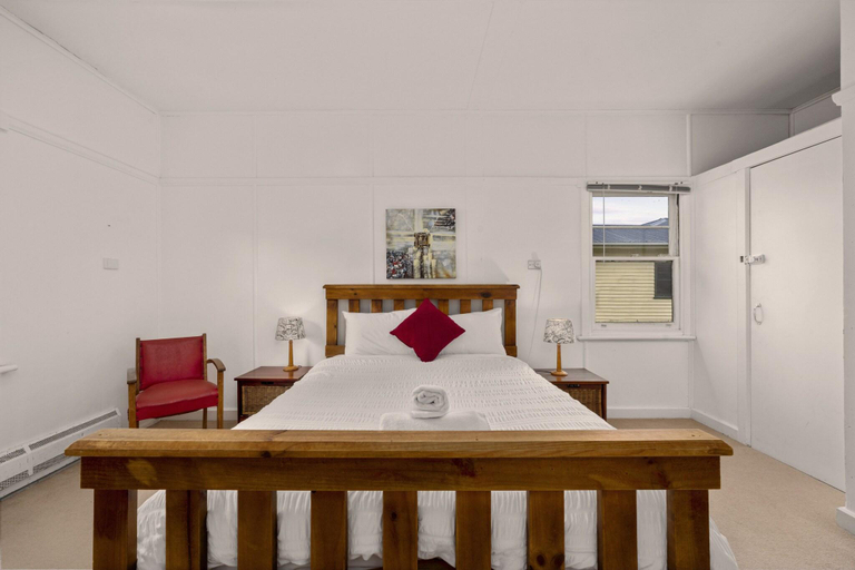 Bedroom 2, Giants Table and Cottages, Derwent Valley