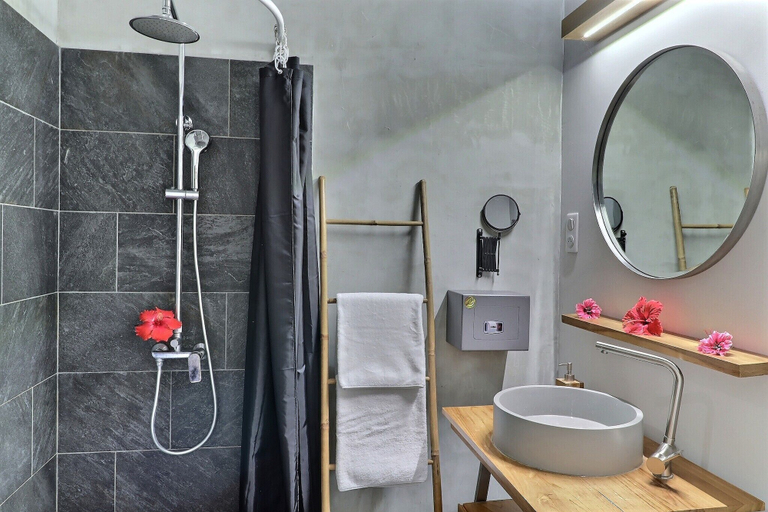 Bathroom, Moorea Horizon