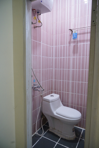 Bathroom 5, Lucky Hotel Purwodadi, Grobogan