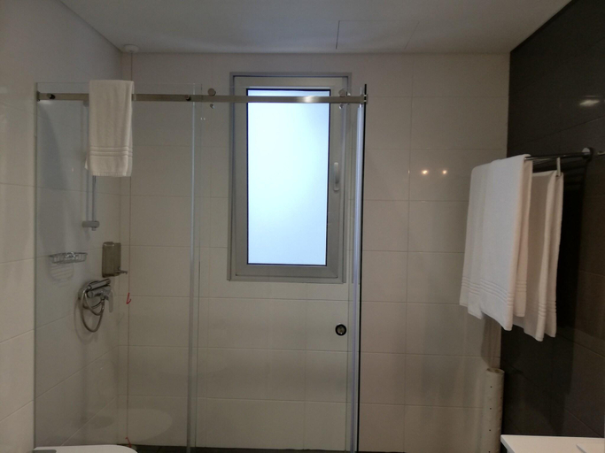 Bathroom 4, Whales Bay Hotel, Ponta Delgada