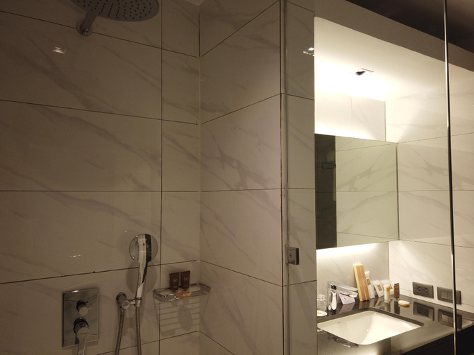 Bathroom 16