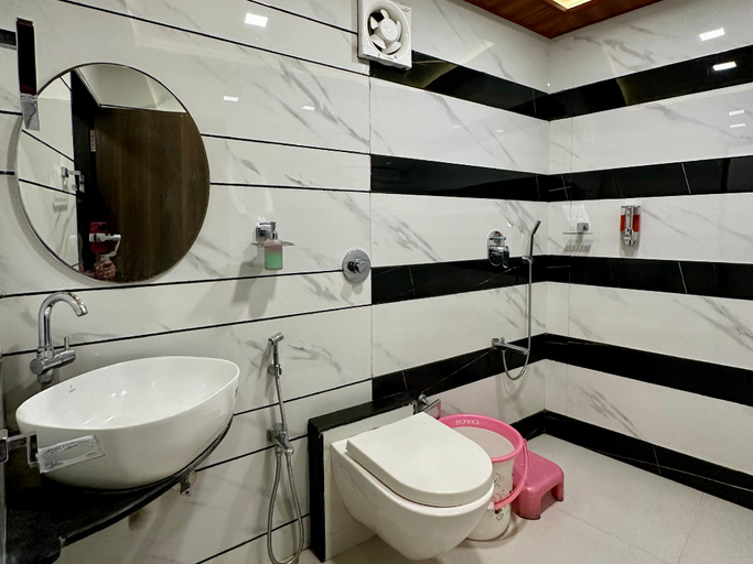 Bathroom 3, Hollywood Palace Resort, Satara