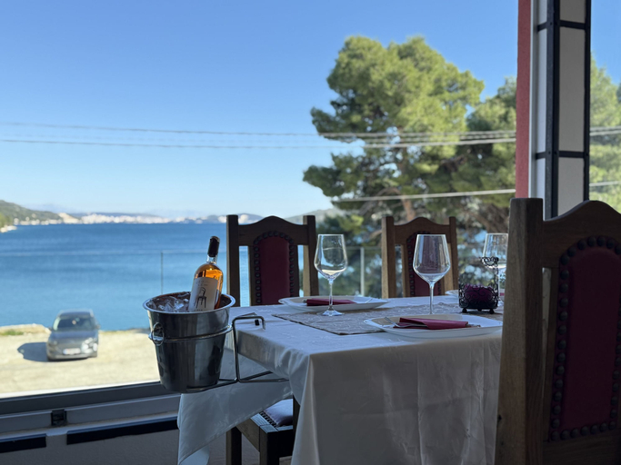 Food & Drinks 5, Max Gastro Beach House, Marina