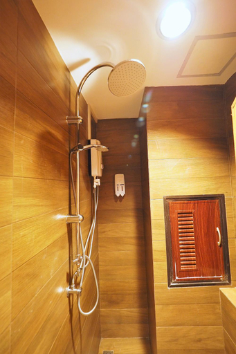 Bathroom 13