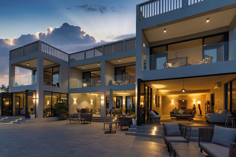Exterior & Views