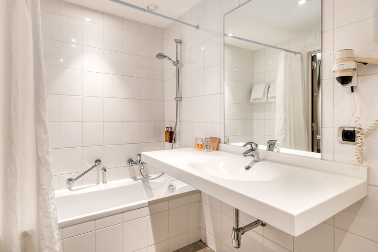 Bathroom 4, Alma Grand Place Hotel, Bruxelles