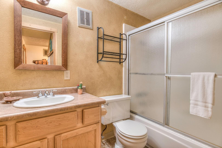 Bathroom 4, Pine Needle Lane 7, Deschutes