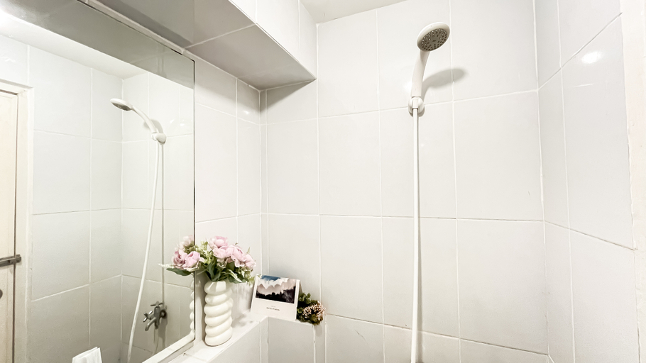 Bathroom 5, Nice Studio near Tokyo Hub at Tokyo Riverside PIK 2 Apartment By Travelio, Tangerang