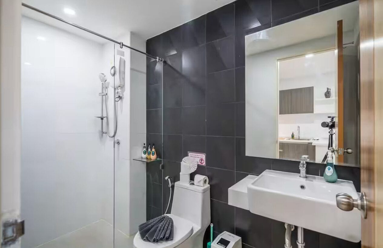 Bathroom 5, Kata Ozone, Phuket Island