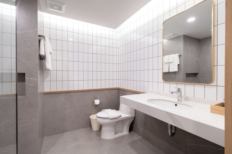 Bathroom 4, Jomtien Thani Hotel, Pattaya