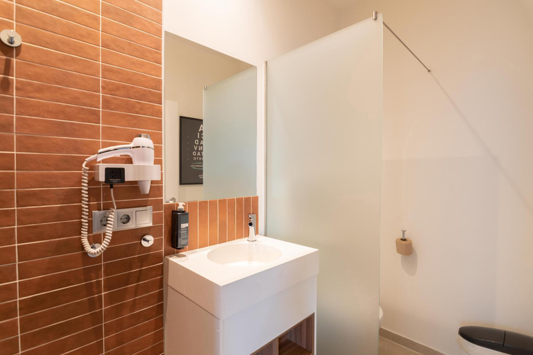 Bathroom 3, The Central House Porto Ribeira, Porto