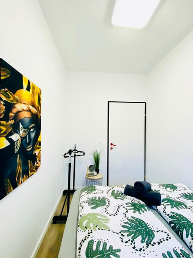 Bedroom 3, 7BR Apt for 15P Near Schönbrunn, Wien