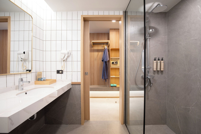 Bathroom 4, Jomtien Thani Hotel, Pattaya